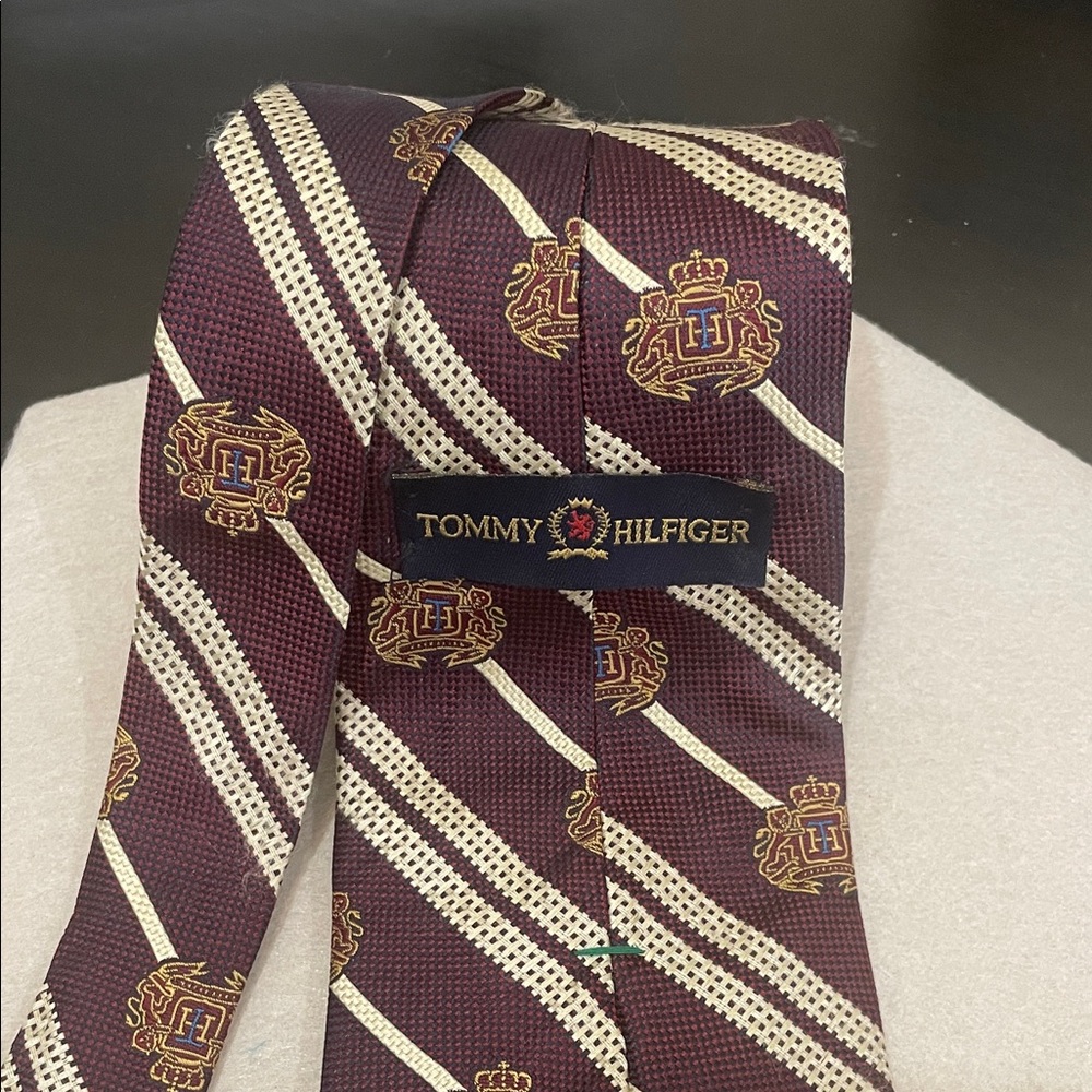 Tommy Hilfiger Maroon Tie with Cream Stripes and Gold Crest Motifs - Picture 2 of 6